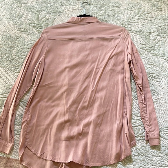 DIVIDED - H&M Women's Button Up Shirt.
Beige
Material - Cotton Long Sleeve - Picture 3 of 4